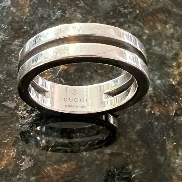 Gucci silver ring size 8 with COA unisex. Great Valentine’s Day gift.